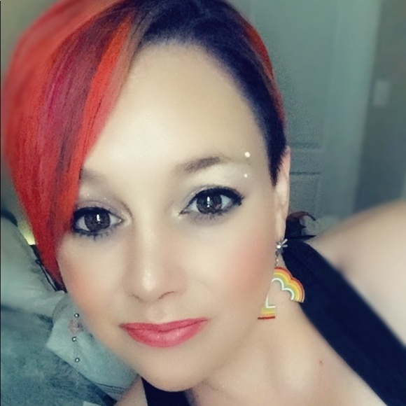 Meet your Posher, Amanda - Picture 3 of 4